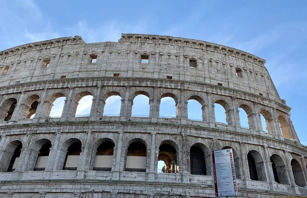 Den Antika Colosseum Mot Den Blå Himlen — Stockfoto