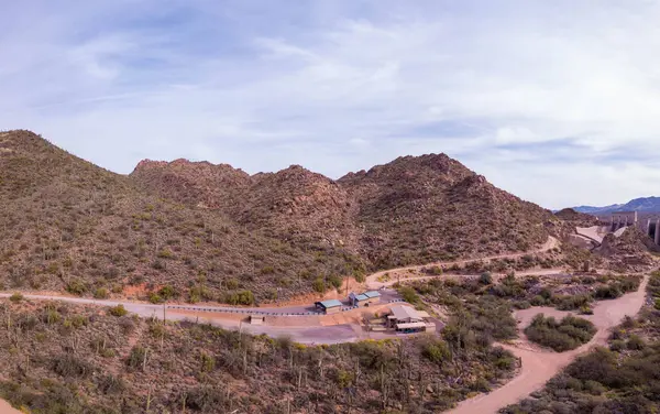 Arizona Kuru Bitkiler Bulutlu Gökyüzünün Altındaki Dağlarla Dolu Güzel Bir — Stok fotoğraf