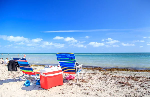 曇り空の下 海岸の砂浜の椅子 — ストック写真