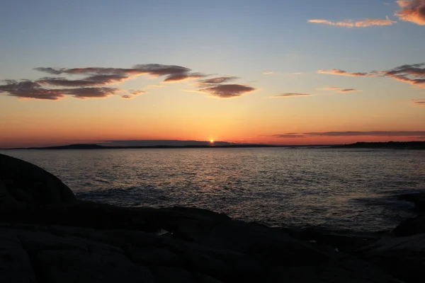夕日の岩のビーチに対する海の波の景色 — ストック写真