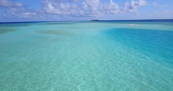 Eine Wunderschöne Meereslandschaft Mit Blauem Ruhigen Wasser Und Blauem Himmel — Stockfoto