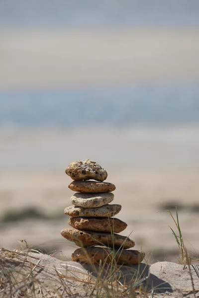 Eine Selektive Fokusaufnahme Gestapelter Steine Einem Sandstrand — Stockfoto