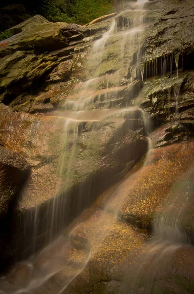 Красивый Пейзаж Водопадов Покрытыми Водорослями Скалами Солнечный День Фелинсе Пенсильвания — стоковое фото