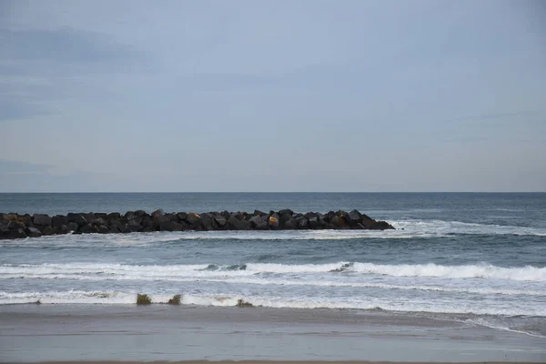 View Shore Some Stones Sea Looks Wave Breakers — Stock Photo, Image