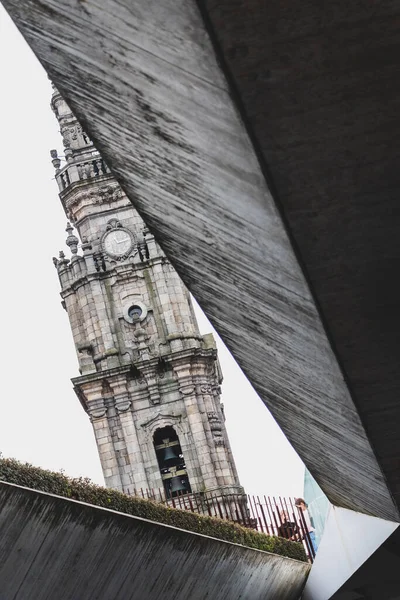 Eine Graustufenaufnahme Der Igreja Dos Clerigos Der Katholischen Kirche Porto — Stockfoto