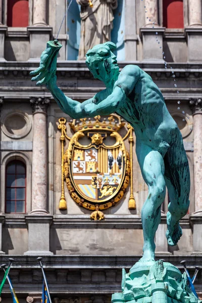 Vertikal Bild Brabos Monument Framför Stadshusets Historiska Byggnad — Stockfoto