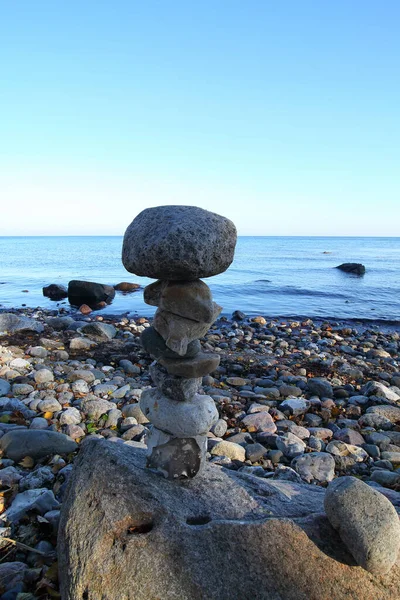 Eine Vertikale Nahaufnahme Eines Steinturms Meeresufer — Stockfoto