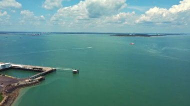 Darwin NT, Avustralya 'da mavi bir ufuk ile okyanustaki teknelerin güzel bir hava manzarası.