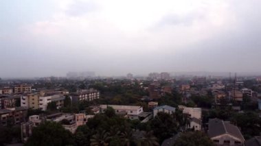 Bulutlu gökyüzüne karşı Hindistan şehrinin insansız hava aracı görüntüsü.