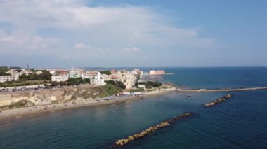 İtalya 'da deniz kenti havadan çekilmiş.