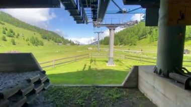 İsviçre 'de Nendaz Tracouet' de yeşil bir alanda hareket eden bir teleferik.