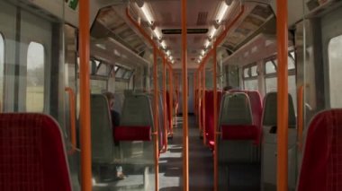 Hareket halindeki boş bir Londra treninin manzarası..