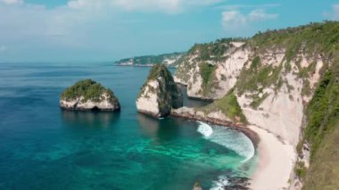 Endonezya, Bali 'deki Diamond Beach Nusa Penida' nın hava görüntüleri.