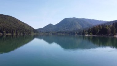 Walchensee 'deki güzel bir yansımanın manzaralı bir görüntüsü, Almanya' da bir Alp Gölü.