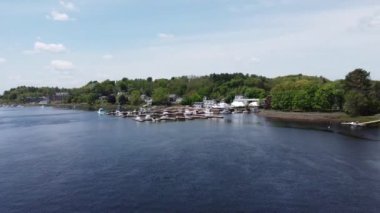 Kıyı şeridini ağaçlarla kaplayan bir hava manzarası