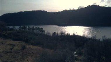 Windermere Gölü 'nün altın saatindeki hava sineması görüntüleri. İngiltere, İngiltere.