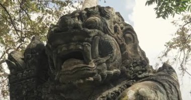 Endonezya 'nın Bali ormanının ortasındaki geleneksel bir heykelin görüntüleri.