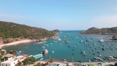 Vinh Hy Körfezi 'nde güneşli bir günün havadan görüntüsü