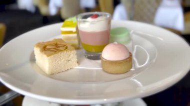 Birbiri ardına üç yemeğin yakın çekimi.