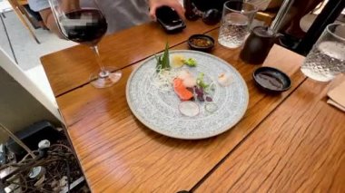 Bir Japon restoranında suşi ve Bento yiyen iki kişinin zaman aşımı.