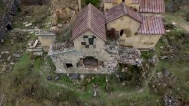 Ermenistan 'daki Hnevank Manastırı' nın yemyeşil doğayla çevrili bir görüntüsü.