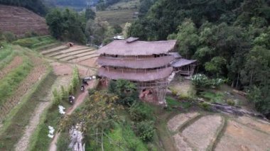 Tayland 'da güzel bir manzaraya yerleştirilmiş bir bambu kulübesinin drone görüntüsü..