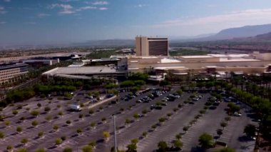 Las Vegas 'ın işlek caddelerinin ve modern binaların insansız hava aracı görüntüleri.