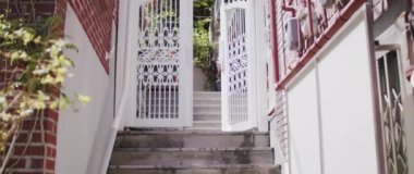 Uzun bir kapısı ve uzun merdivenleri olan büyük bir ev girişi.