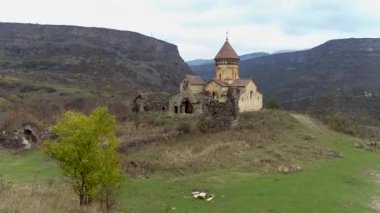 Ermenistan 'daki Hnevank Manastırı' nın yemyeşil doğayla çevrili bir görüntüsü.