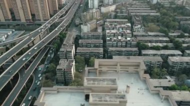 Çin 'in başkenti Chengdu' nun şehir içi taşımacılığının ve kavşaklarının hava görüntüsü.