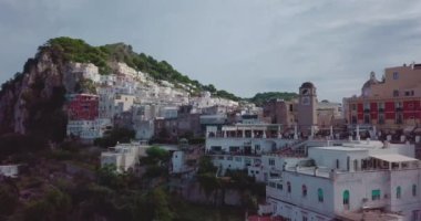 Dron 'dan dağdaki küçük bir şehre bir atış.