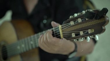 Gitar çalan seçici bir el.
