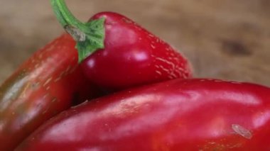 Sriracha biberi, simgesel acı sosun biberi.