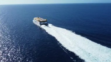 Los Cristianos 'tan kalkan hızlı yolcu feribotu Bencomo Express. Fred Olsen hızlı feribot hava görüntüsü. Tenerife, La Gomera ve La Palma arasındaki hızlı feribot.