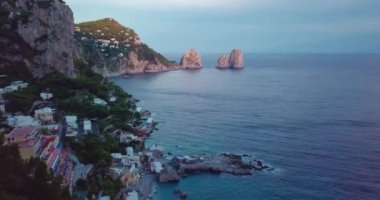 Kayalık deniz kıyısında bir atış.