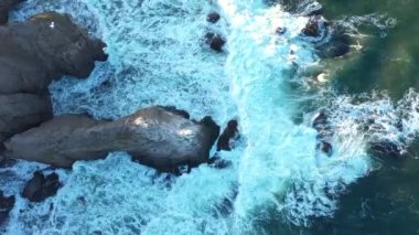 Gökyüzü manzaralı güzel bir kayalık plaj ve büyük dalgalar, Karadeniz, Bulgaristan