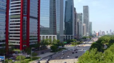 Seul, Güney Kore 'de güneşli bir günde, yeşil bir tarlaya karşı Yeouido binasının yüksek açılı görüntüsü.