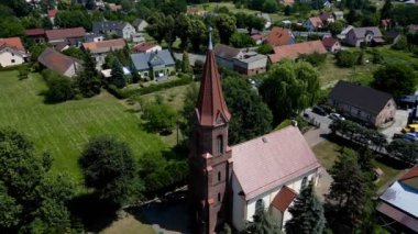 Doğu Avrupa 'nın güneşli bir gününde bir köyün ters insansız hava aracı görüntüsü.