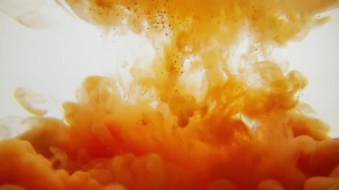 Soyut bir boya sıvıya sıçrar.