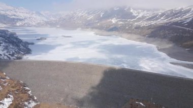 Mont Cenis (Moncenisio) 4K İHA Dağlarda donmuş göl ve baraj manzarası