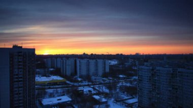 Rusya 'daki Zyablikovo ilçe binalarının günbatımının zaman aşımına uğramış görüntüsü
