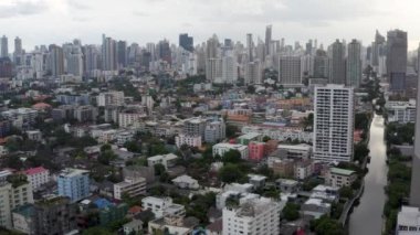 Bangkok, Tayland 'daki Ekkamai bölgesinin insansız hava aracı görüntüleri..