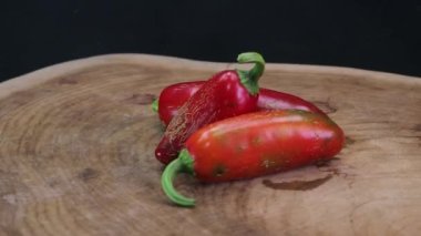 Sriracha biberi, simgesel acı sosun biberi.