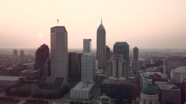 Sabahın erken saatlerinde Indianapolis şehir merkezindeki şehir siluetinin görüntüsü.