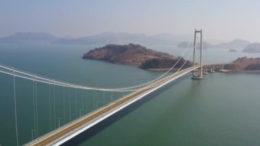 Asma köprünün denizi geçerken çekilmiş hava aracı görüntüleri. Güney Kore.