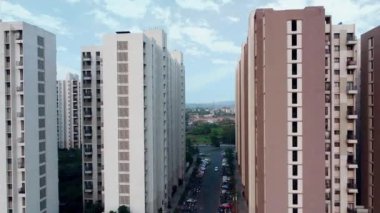 Mavi bulutlu gökyüzünün altındaki yüksek binaların güzel manzarası