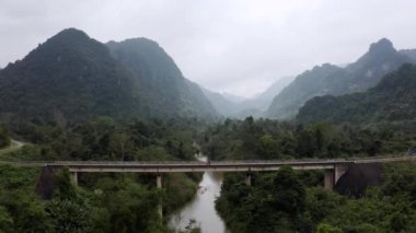 Vietnam 'daki Phong Nha Ke Bang Ulusal Parkı' nın otoban köprüsü arkasındaki görüntüsü.