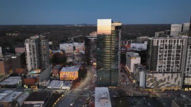 Akşam HD 'de bir şehir manzarasının hava görüntüsü.