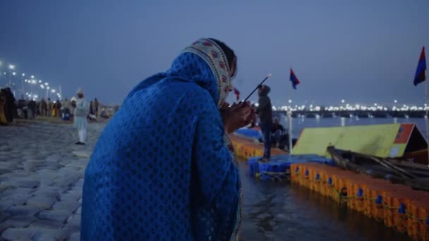 在印度阿拉哈巴德的甘加河畔祈祷的妇女 — 图库视频影像