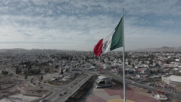 Een Prachtig Drone Shot Van Een Mexicaanse Vlag Wapperend — Stockvideo